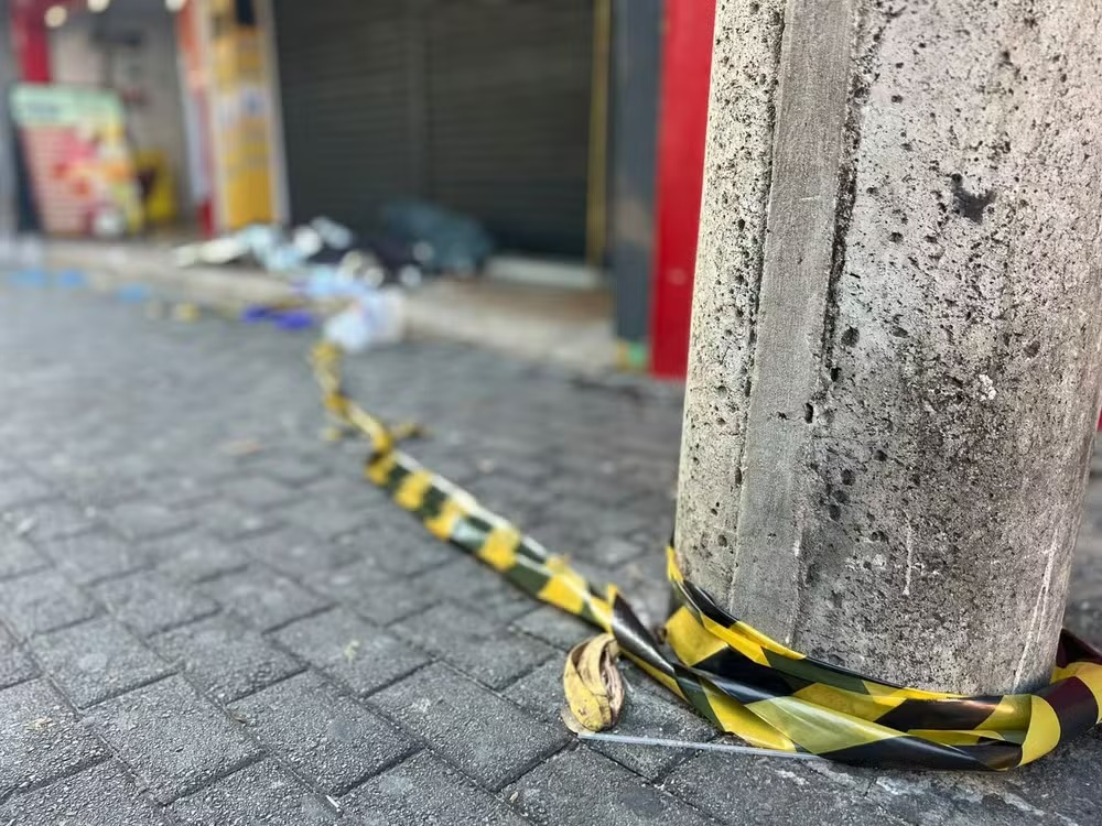  Dois anos após assassinar o pai, homem é solto e mata mais dois a facadas